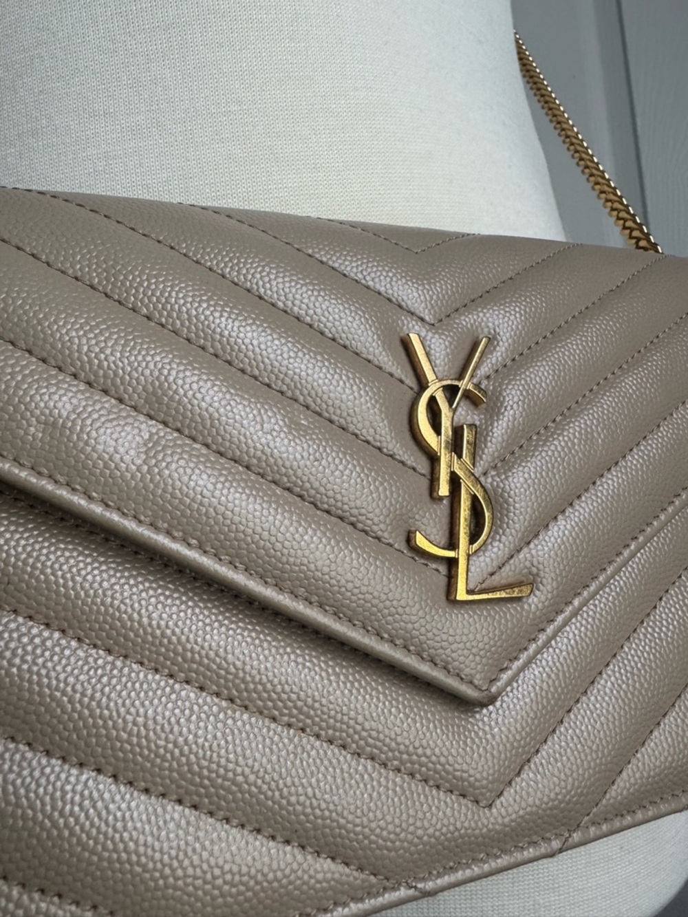 YSL Cassandre Envelope Chain Wallet in Grain De Poudre Leather - Light Taupe - Picture 5 of 11